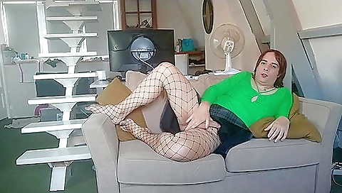 French amateur takes off her clothes in amateur solo video