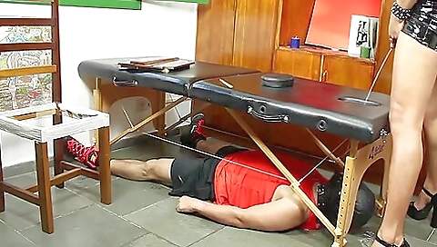 Tattooed shemale is getting a cumshot in her mouth